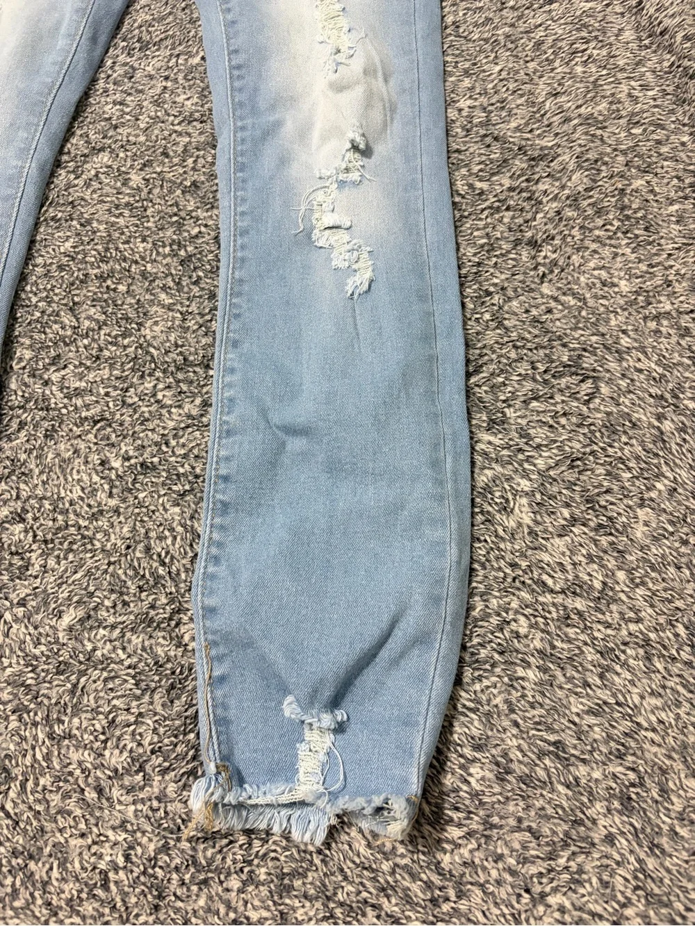 Celebrity Ace High Rise Skinny Ankle Jeans Size 9/29 Distressed Butterfly Chain